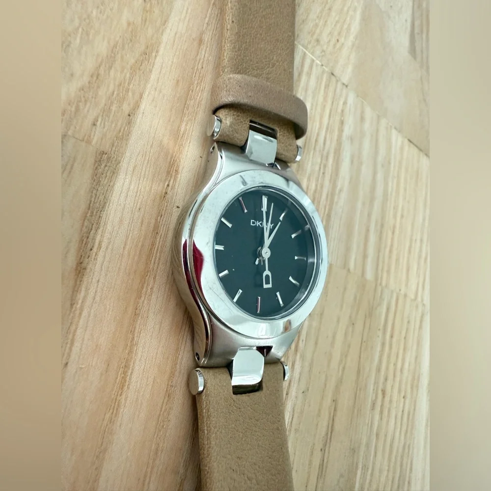 DKNY ladies silver tone tan leather dress watch NEW BATTERY